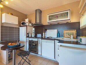 Kühlschrank, Mikrowelle, Ofen, Geschirrspüler