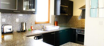 Modern 2-bedroom With Marina Views