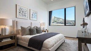 4 Schlafzimmer, Schreibtisch, Bügeleisen/Bügelbrett, WLAN