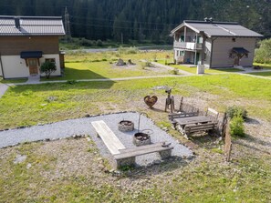 Outdoor dining - Lodge Enzian 194 im Tauerndorf Enzingerboden by Interhome (Uttendorf)