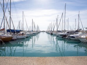 Ein Yachthafen mit zahlreichen Segelbooten in ruhigem Wasser.
