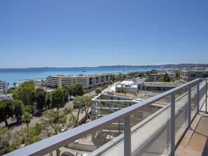 Ein Hochhaus mit Blick auf das Meer und weitere Gebäude.