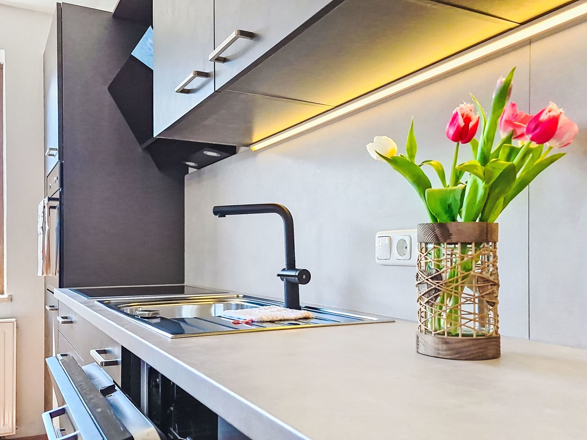 Kühlschrank, Ofen, Geschirrspüler, Kochgeschirr/Geschirr/Besteck