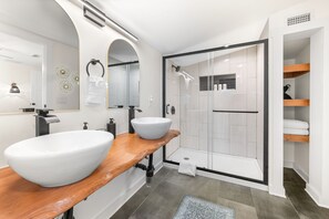 Shower, towels - Family Fun Near Downtown + Beaches | Sleeps 10 (St. Augustine)