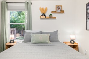 4 bedrooms, iron/ironing board, travel cot, WiFi - Family Fun Near Downtown + Beaches | Sleeps 10 (St. Augustine)