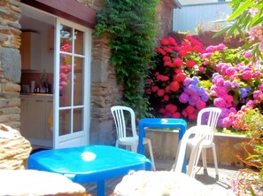 Outdoor dining - Guest Room “Les Hirondelles” with Shared Terrace, Communal Garden and Wi-Fi (Cancale)