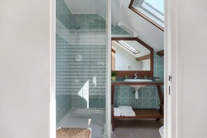 Shower, towels - Guest Room “Les Hirondelles” with Shared Terrace, Communal Garden and Wi-Fi (Cancale)