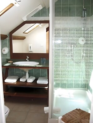 Bathroom - Guest Room “Les Hirondelles” with Shared Terrace, Communal Garden and Wi-Fi (Cancale)