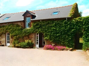 Exterior - Guest Room “Les Hirondelles” with Shared Terrace, Communal Garden and Wi-Fi (Cancale)