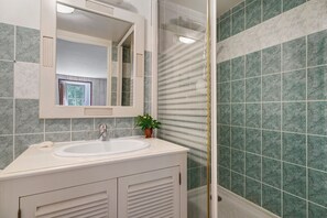 Shower, towels - Guest Room "La Souricière - Le Puits" with Shared Terrace, Garden & Wi-Fi (Cancale)