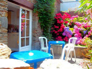 Outdoor dining - “Les Hortensias” Guest Room with Shared Terrace, Garden, and Wi-Fi (Cancale)