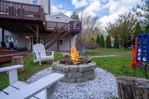 Property grounds - Pet-Friendly 1BR Apartment with/ Laundry - Walk to Shops & Downtown (Stamford)