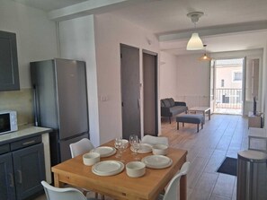 Interior - Big renovated flat with balcony, 10 min out (Avignon)