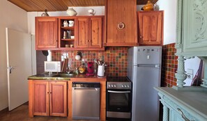 Fridge, microwave, oven, dishwasher - Spacious Briançon Flat with Balcony (Briançon)