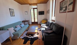 TV - Spacious Briançon Flat with Balcony (Briançon)