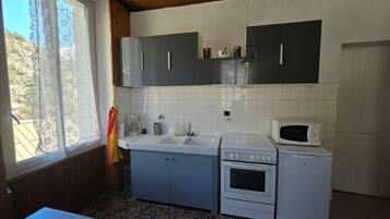 Kühlschrank, Mikrowelle, Ofen, Wasserkocher mit Kaffee-/Teezubehör