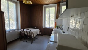 Fridge, microwave, oven, coffee/tea maker - 4-Guest Apt near Vauban Citadel (Briançon)