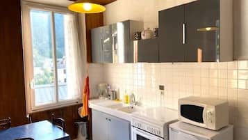 Kühlschrank, Mikrowelle, Ofen, Wasserkocher mit Kaffee-/Teezubehör