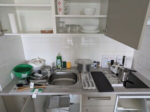 Kühlschrank, Mikrowelle, Wasserkocher mit Kaffee-/Teezubehör