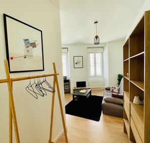 Living area - Charming 2-Guest Studio near Ecusson (Nîmes)