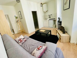 Living area - Charming 2-Guest Studio near Ecusson (Nîmes)