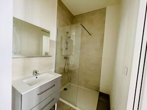 Bathroom - Charming 2-Guest Studio near Ecusson (Nîmes)