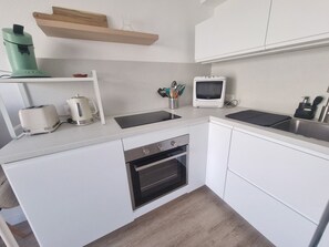 Kylskåp, mikrovågsugn, ugn och kaffe- och tebryggare