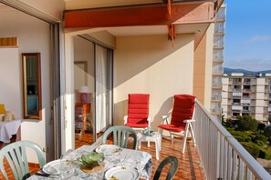 Outdoor dining - Apt in Sainte-Maxime: swimming pool and tennis. (Sainte-Maxime)
