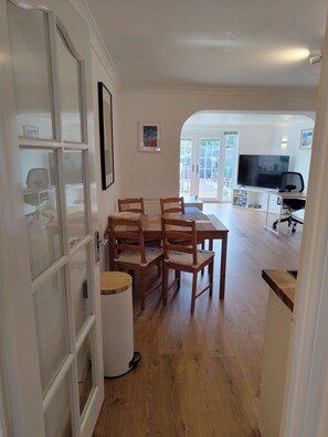 Dining - Lovely bungalow, sunny garden (Edinburgh)