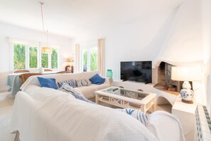 Tv och ett bordtennisbord