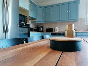 Private kitchen - Villa with magnificent views over Cavalaire bay, in a sought-after neighborhood. (Cavalaire-sur-Mer)