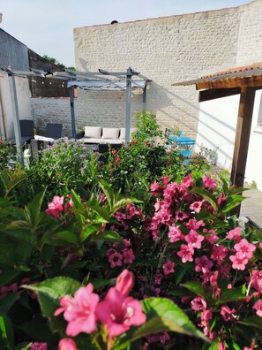 Terrace/patio - Renovated house 6 pers - Enclosed garden, terrace - 15 min from the Vendée beaches (Curzon)