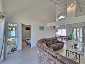 Living area - Sirena Azul Getaway APT2 1-Bedroom Apartment 13 minutes walking to Palm Beach (Noord)