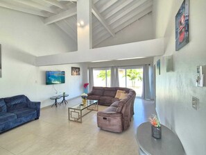Living area - Sirena Azul Getaway APT2 1-Bedroom Apartment 14 minutes walking to Palm Beach (Noord)