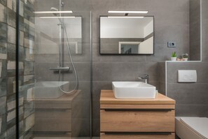 Shower, hair dryer, towels, soap - Villa Blue Rose near Pula (Vodnjan)