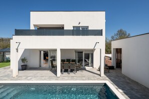 Una piscina al aire libre, una piscina climatizada