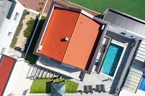 Utomhuspool och uppvärmd pool