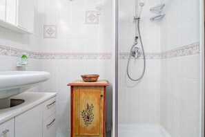 Shower, towels - Holiday Home 'Trilo Silvaredda' with Private Garden, Balcony and Air Conditioning (San Teodoro)