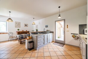 Een koelkast, een microgolfoven, een oven, een kookplaat