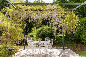 Outdoor dining - La loubatonne – Comfortable, Peaceful Holiday Home in the Countryside (Loubens)