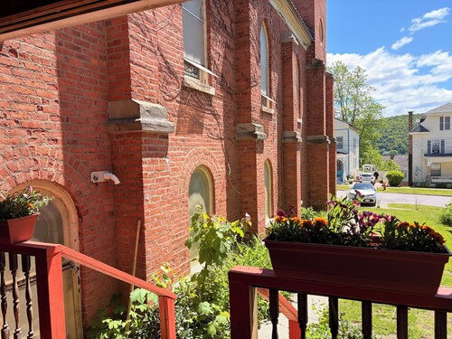 Wonderful Ex Pariah House, Wonderful location