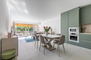 A modern kitchen with a dining area, a view to the outside, and a built-in oven. - Ref 705520 in Cannes (Cannes)
