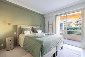 A bedroom with a bed, a nightstand, a ladder, and a view of the outside. - Ref 705520 in Cannes (Cannes)