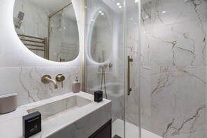 Shower, hair dryer, towels, shampoo - Modern 10PAX/4BDR apartment in the center (Paris)