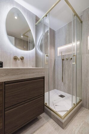 Een douche, een haardroger, handdoeken, shampoo