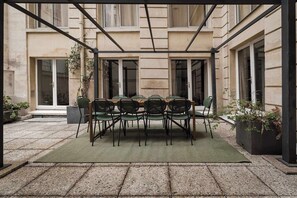Outdoor dining - Modern 10PAX/4BDR apartment in the center (Paris)