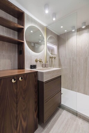 Shower, hair dryer, towels, shampoo - 4PAX flat in the center of Paris (Paris)