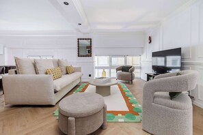 Living area - 6PAX Spacious Apartment in the center (Paris)