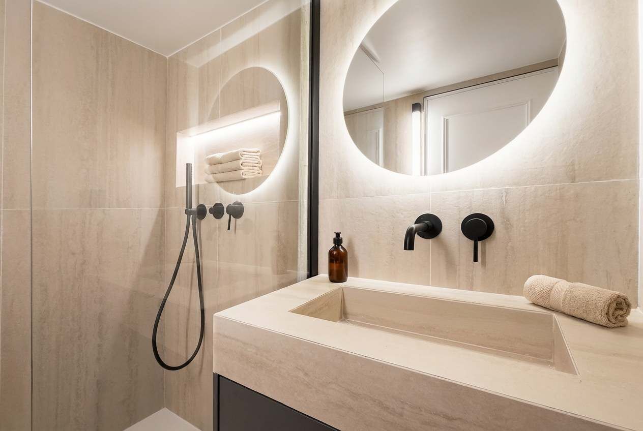 Douche, séchoir à cheveux, serviettes fournies, shampooing