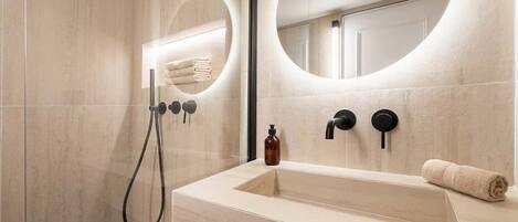 Douche, séchoir à cheveux, serviettes fournies, shampooing